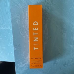Live tinted hueguard 3 in one, primer, sunscreen, moisturizer